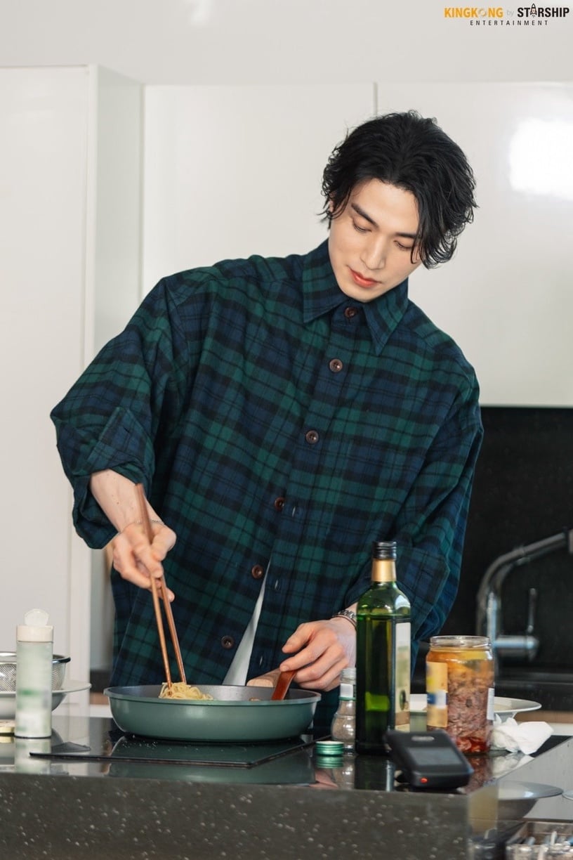《九尾狐傳》李棟旭女友視角帥照3:一起吃飯的男友系列