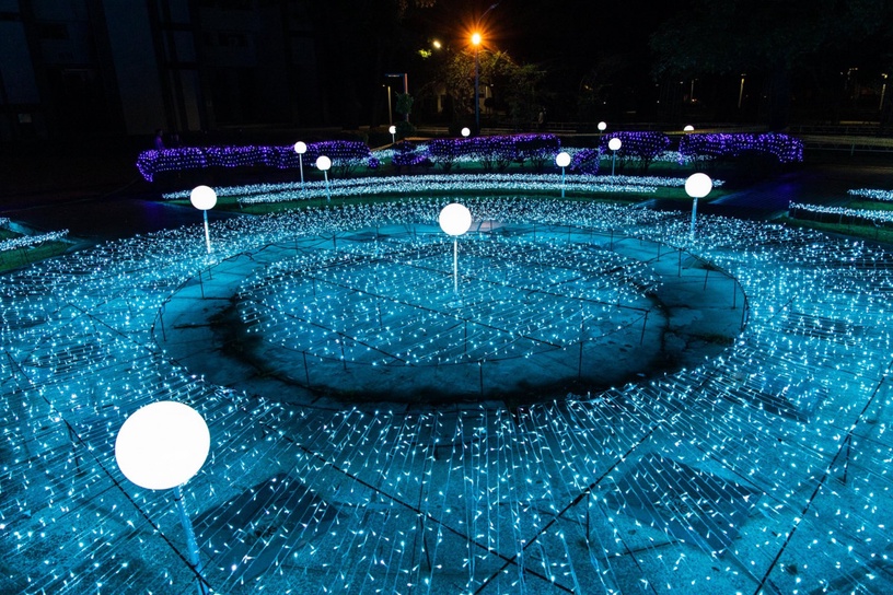 「2020屏東聖誕節」浪漫登場!超夢幻極地星空、雪原十大燈飾,今年聖誕就到屏東賞極光