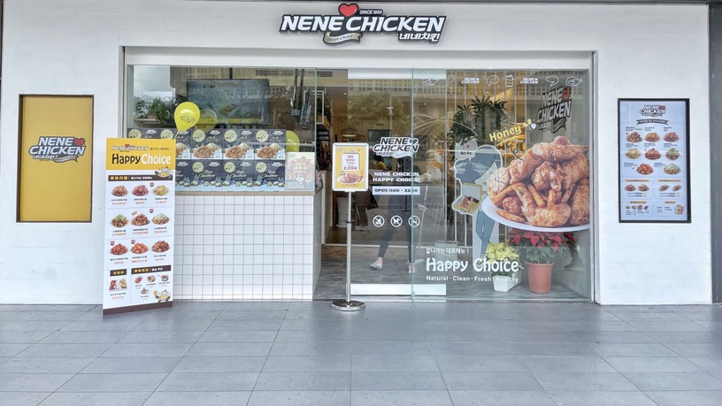 「NENE CHICKEN 台北車站概念店」融入了韓國街頭咖啡店的風格。