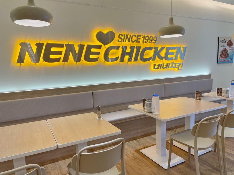 「NENE CHICKEN 台北車站概念店」融入了韓國街頭咖啡店的風格。
