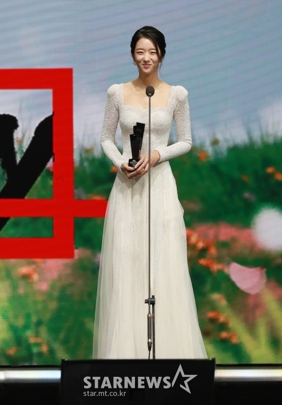 2020AAA頒獎典禮12位男神女神!金秀賢&徐睿知CP合體,金宣虎、韓素希超高顏值引熱議!