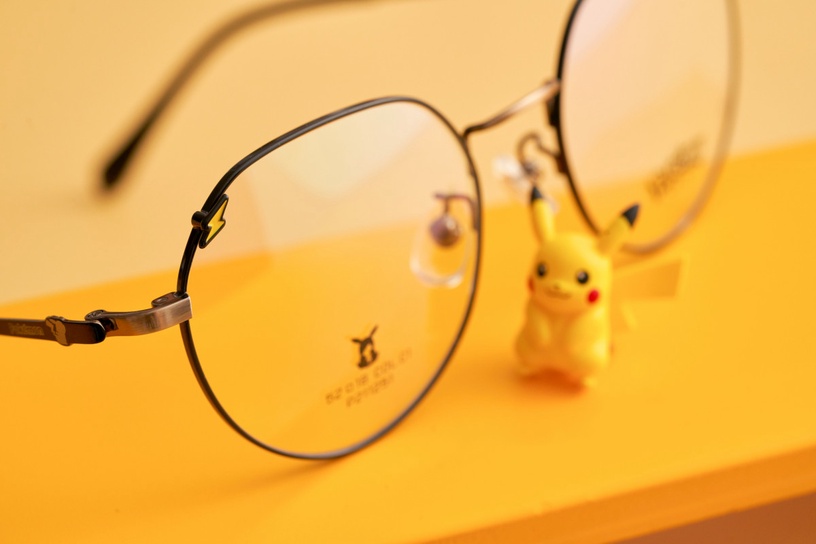 「小林眼鏡×寶可夢」聯名上市!皮卡丘、伊布藏身鏡架,還有超萌眼鏡展示架可以帶回家