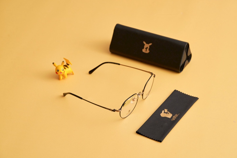 「小林眼鏡×寶可夢」聯名上市!皮卡丘、伊布藏身鏡架,還有超萌眼鏡展示架可以帶回家