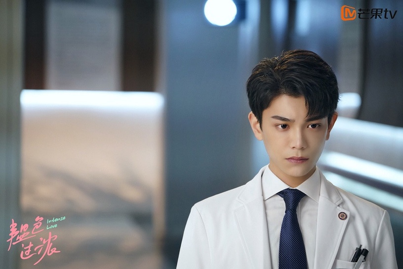 2020陸劇穿醫師袍的男星3:丁禹兮 飾演《韞色過濃》周時韞