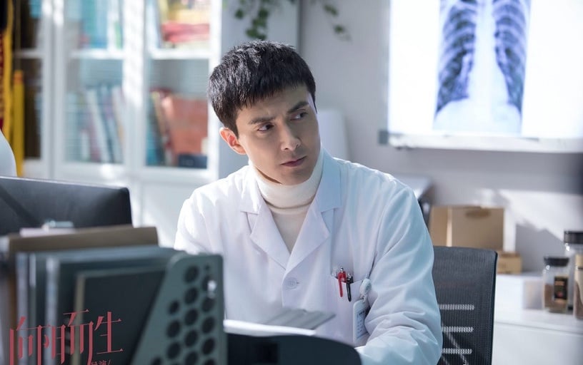 2020陸劇穿醫師袍的男星4:高偉光 飾演《向陽而生》林知衡