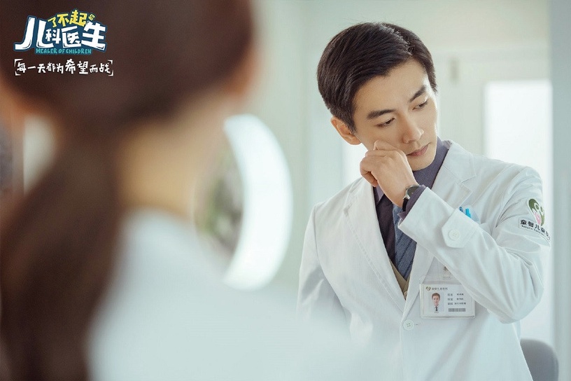 2020陸劇穿醫師袍的男星6:陳曉 飾演《了不起的兒科醫生》鄧子昂