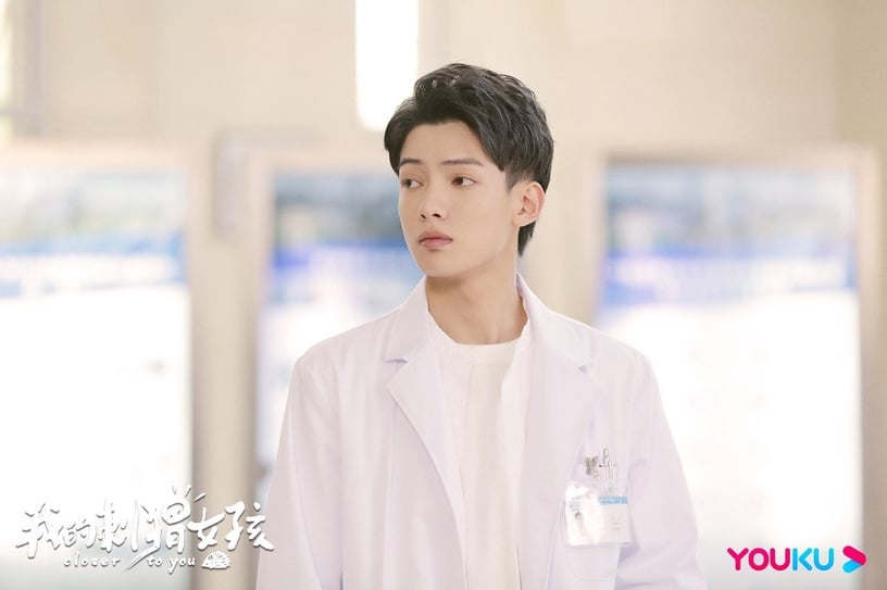 2020陸劇穿醫師袍的男星7:李逸男 飾演《我的刺猬女孩》吳景昊