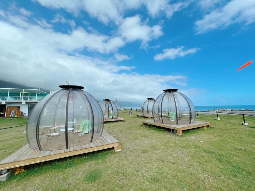 全台泡泡屋景點:廣闊草原上的泡泡屋【崇德瑩農場 Ocean Bubble】