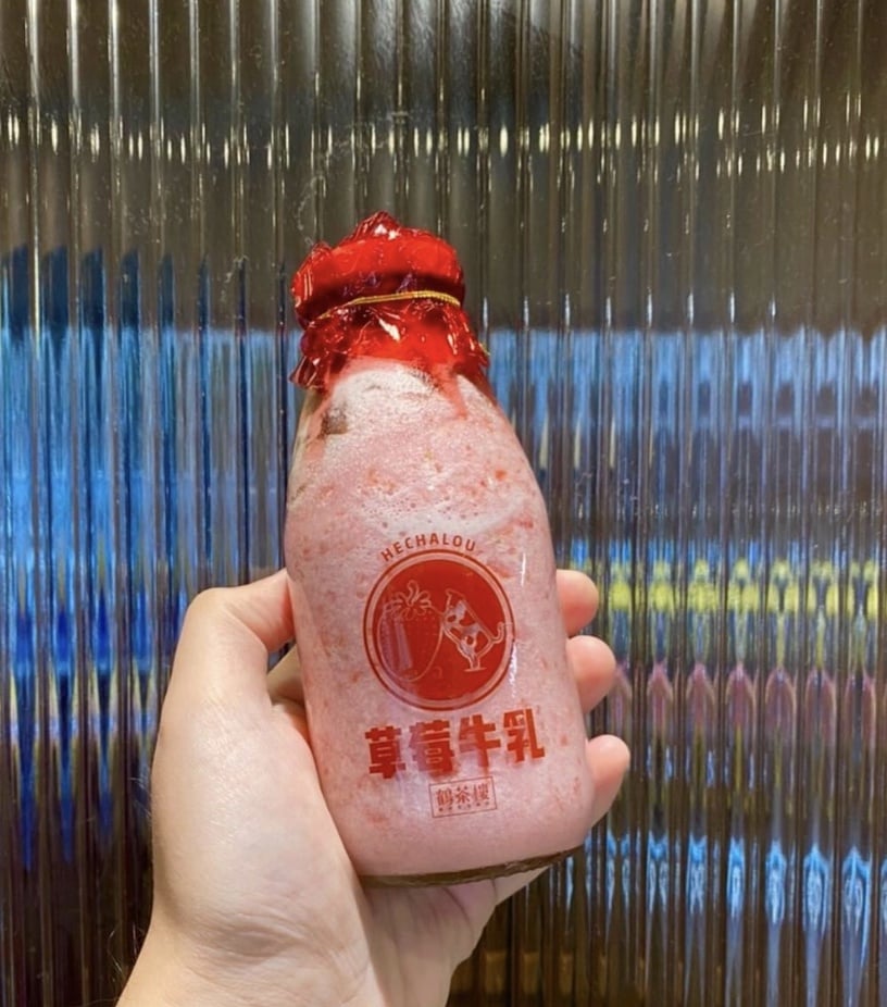 鶴茶樓新品「贅沢草莓牛乳」復古玻璃瓶超可愛