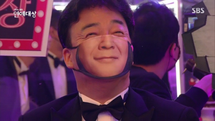 2020SBS演藝大賞「笑臉口罩」網笑翻!金希澈、白老師根本神貼合!