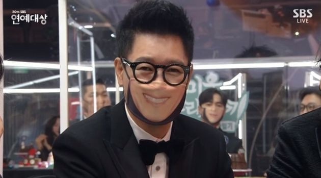 2020SBS演藝大賞「笑臉口罩」網笑翻!金希澈、白老師根本神貼合!