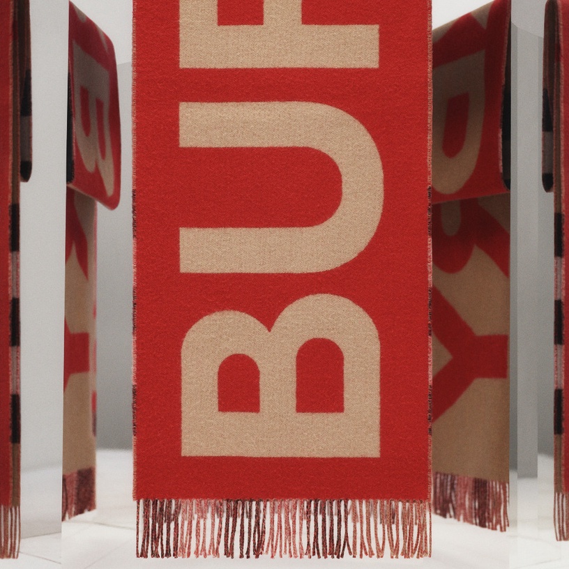 Burberry喀什米爾圍巾「全新印花」登場!搭配經典格紋、TB花押字,嶄新風格超吸睛