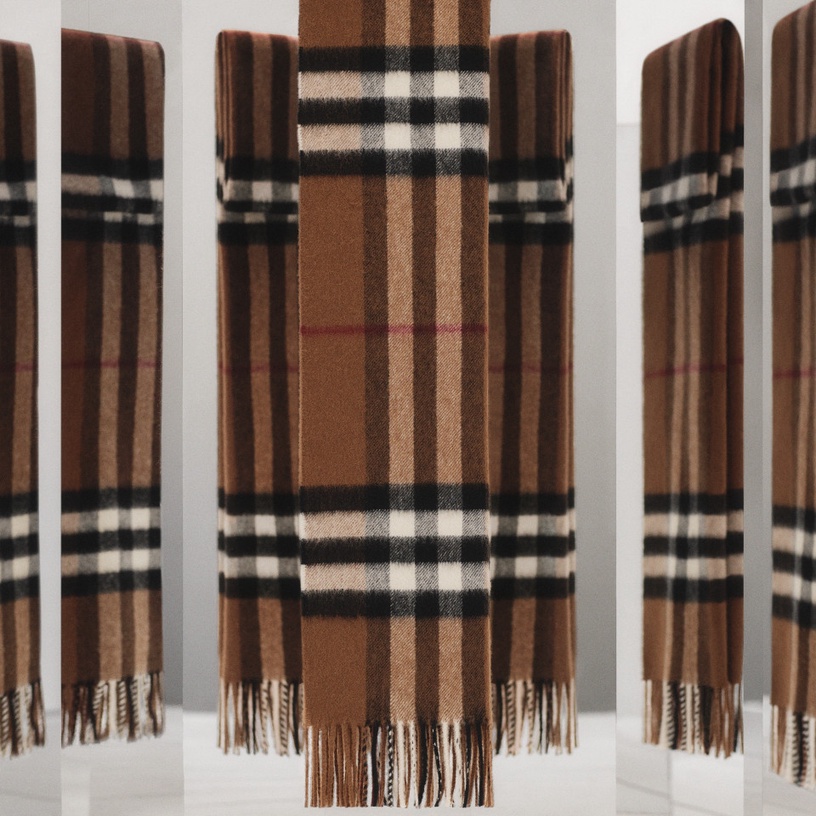Burberry喀什米爾圍巾「全新印花」登場!搭配經典格紋、TB花押字,嶄新風格超吸睛