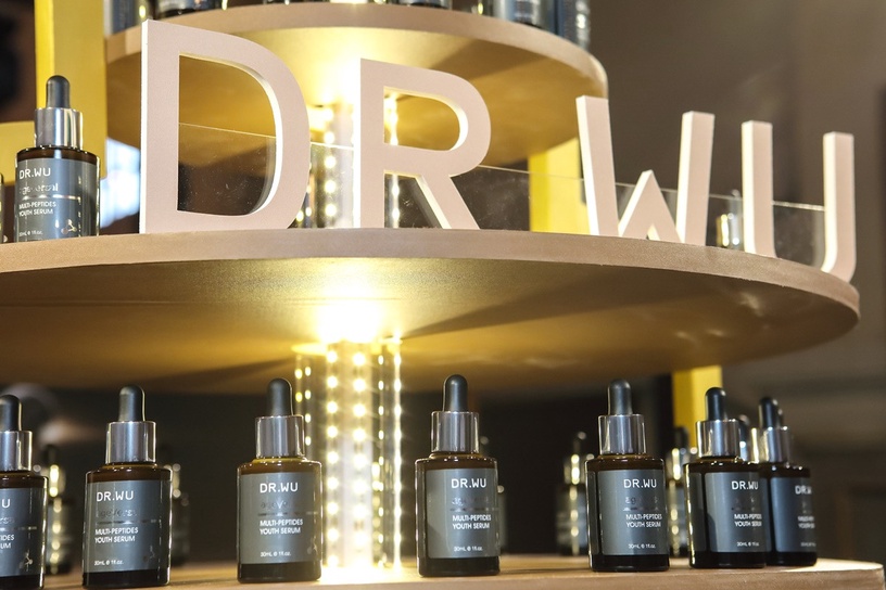 2021抗老保養新品盤點!DR.WU電波精華抗老有感,Darphin、雅詩蘭黛輕盈好吸收