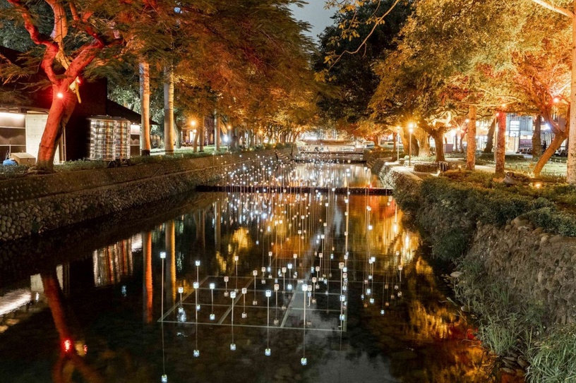 「螢火蟲燈海」在新竹!新竹「萬物逐光」四大燈飾夢幻登場,繽紛煙火花也超浪漫~