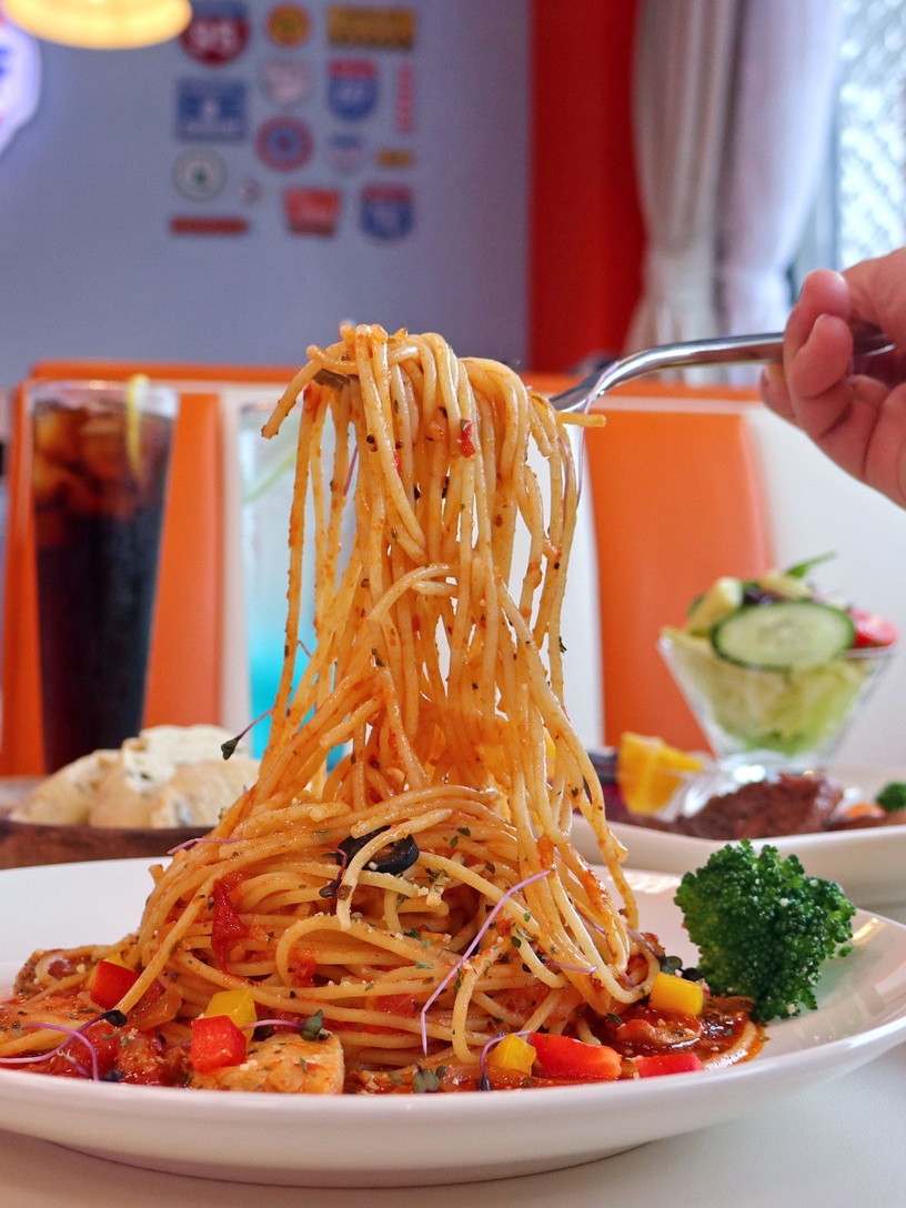 新北餐廳推薦!IG爆夯「卡森復古美式餐廳」,撞色風格與美食,處處充滿老闆的巧思