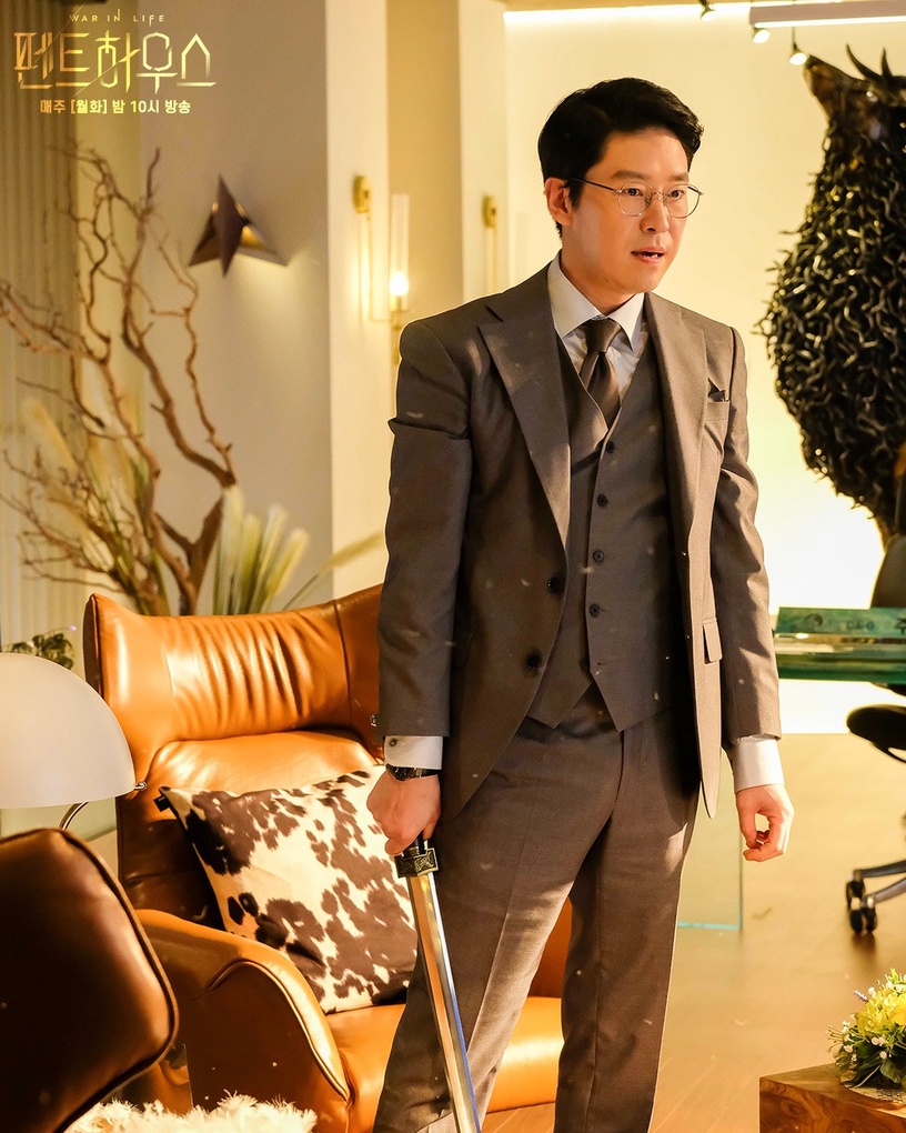 《Penthouse》片頭彩蛋解析3:朱丹泰騎雄獅,象徵他的領導地位