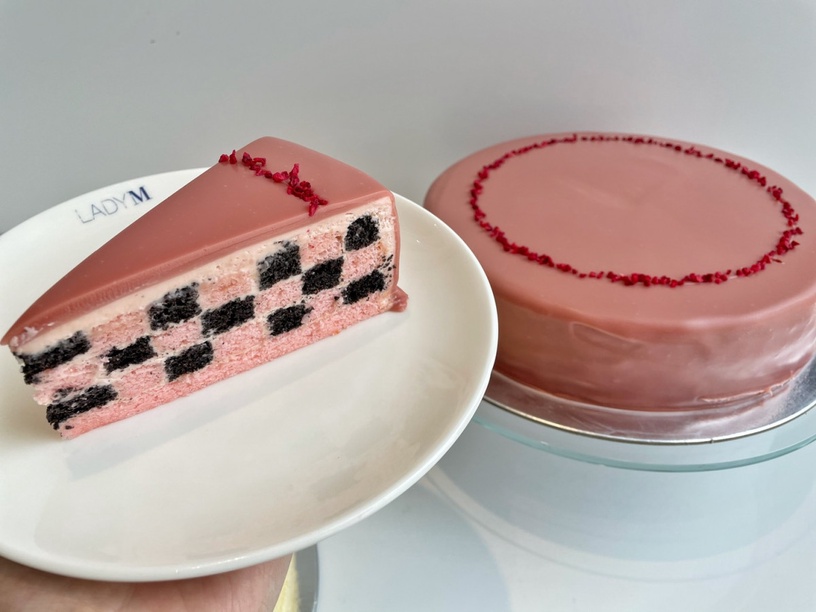 Lady M新口味「草莓巧克力棋格蛋糕」登場，切片280元、九吋2800元