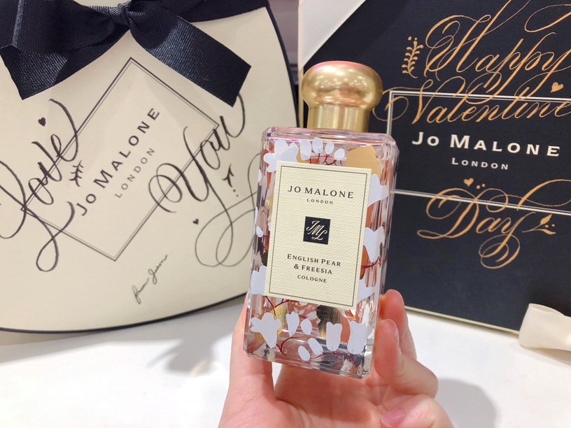 美哭!Jo Malone「英國梨與小蒼蘭」推出限定彩繪瓶身,夢幻花瓣點綴、絕美必收