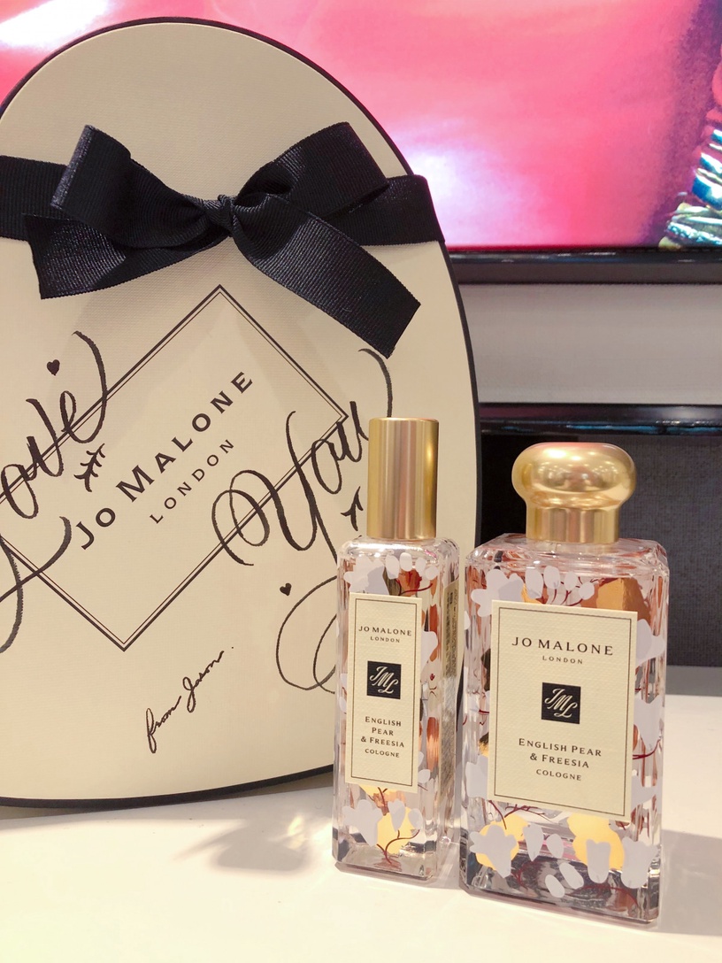 美哭!Jo Malone「英國梨與小蒼蘭」推出限定彩繪瓶身,夢幻花瓣點綴、絕美必收