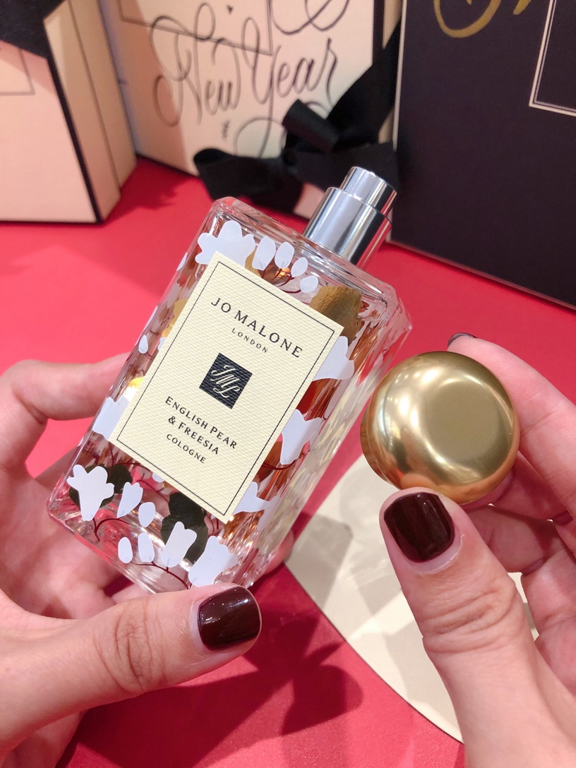 美哭!Jo Malone「英國梨與小蒼蘭」推出限定彩繪瓶身,夢幻花瓣點綴、絕美必收