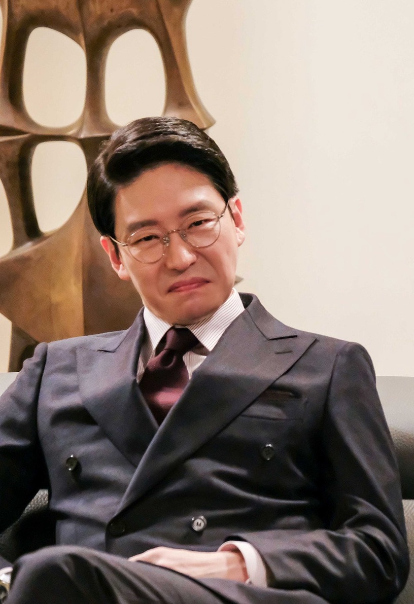 《上流戰爭》演員戲外反差!嚴基俊曾和SJ圭賢緋聞,私下超幽默,金素妍戲外完全傻白甜