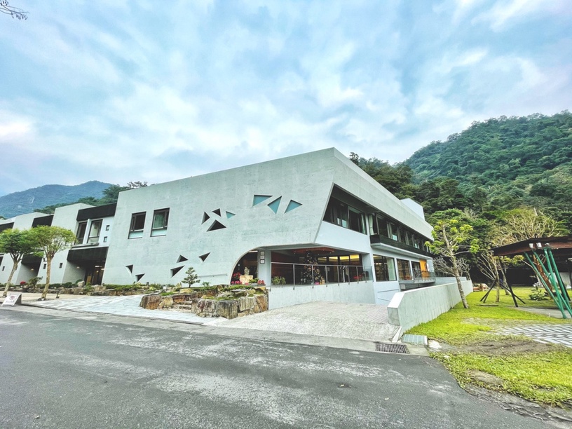 「呆水溫泉」整棟建築以清水模風格為基礎，由知名台灣清水模大師毛森江團隊所設計的。
