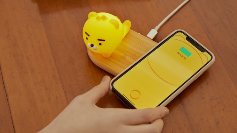 KAKAO FRIENDS「萊恩無線充電小夜燈」登場!木質充電盤超有質感,搭配萊恩夜燈好療癒