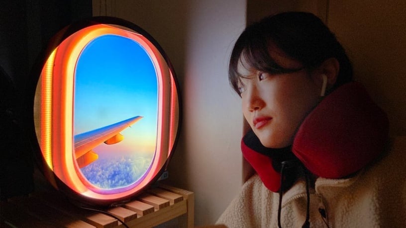 最近韓國推出「飛機窗造型LED燈」，仿造坐飛機時窗外的美景，快一起看下去吧