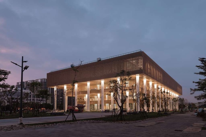 2021台南走春景點「臺南市立圖書館總館」新開幕,金色格柵 x 老屋窗花外觀超吸睛!