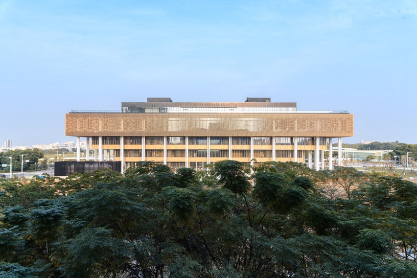2021台南走春景點「臺南市立圖書館總館」新開幕,金色格柵 x 老屋窗花外觀超吸睛!