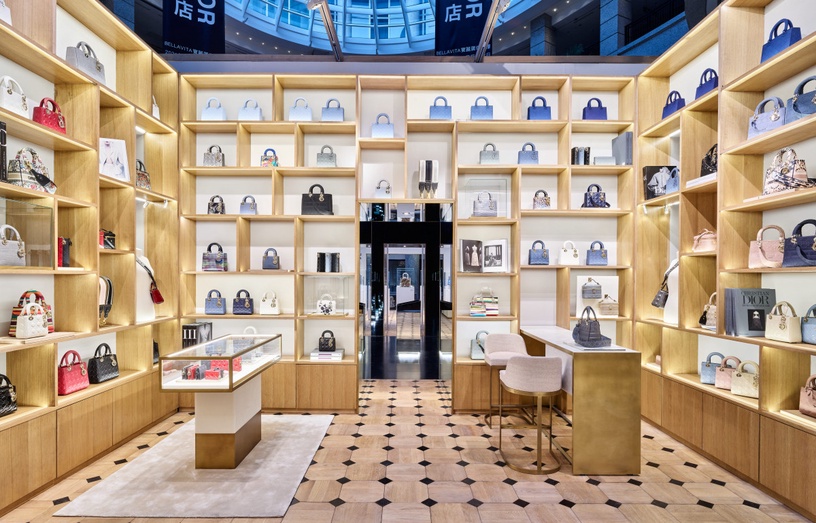 「Lady Dior期間限定店」來啦!立體刺繡籐格紋+書腰式外觀,還將獨家販售限定包款!