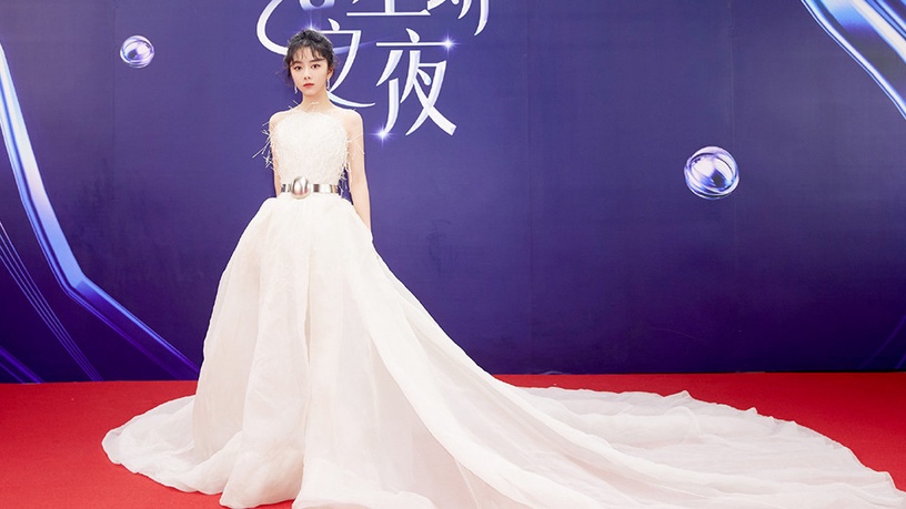 「抖音星動之夜」女星紅毯造型3:譚松韻