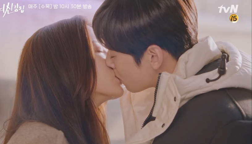 《女神降臨》文佳煐主動kiss!車銀優&黃仁燁「床咚」超爆笑,下集素顏秘密藏不住了?