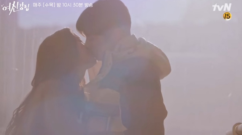 《女神降臨》文佳煐主動kiss!車銀優&黃仁燁「床咚」超爆笑,下集素顏秘密藏不住了?