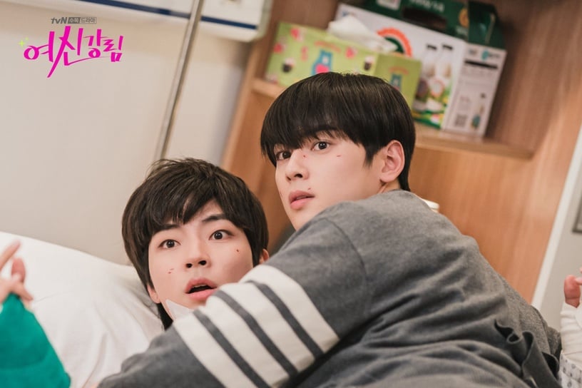 《女神降臨》文佳煐主動kiss!車銀優&黃仁燁「床咚」超爆笑,下集素顏秘密藏不住了?