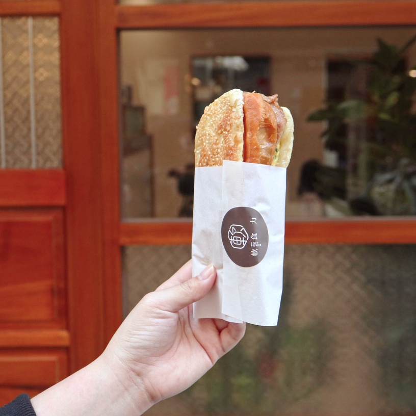 台北必吃燒餅油條!軟食力「鹹甜雙口味燒餅」新鮮手擀、層層酥脆,咬一口芝麻掉滿地