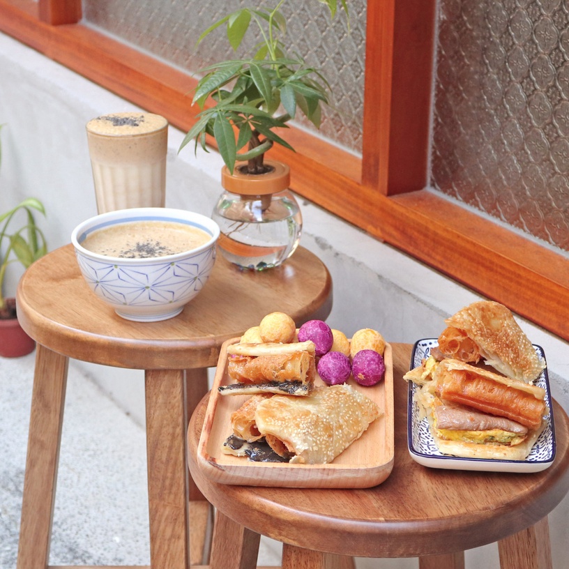 台北必吃燒餅油條!軟食力「鹹甜雙口味燒餅」新鮮手擀、層層酥脆,咬一口芝麻掉滿地
