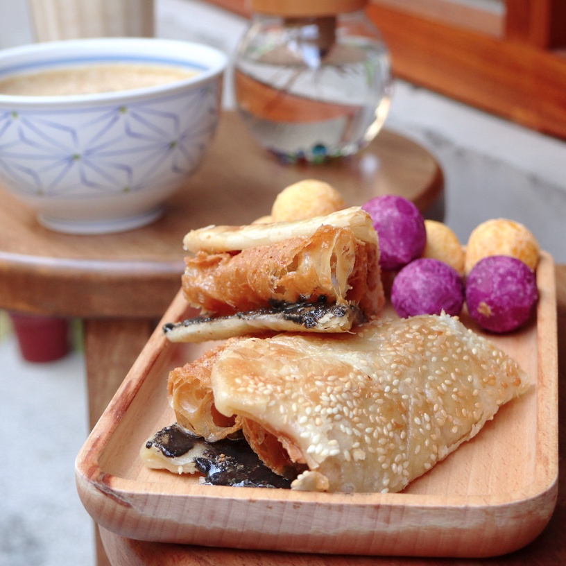 台北必吃燒餅油條!軟食力「鹹甜雙口味燒餅」新鮮手擀、層層酥脆,咬一口芝麻掉滿地