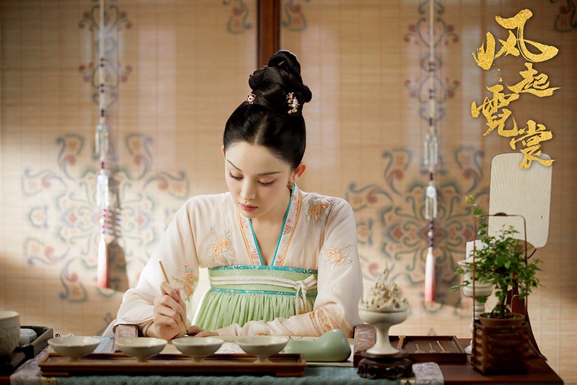 熱播古裝劇古裝女神造型PK 1:古力娜扎 飾演《風起霓裳》庫狄琉璃