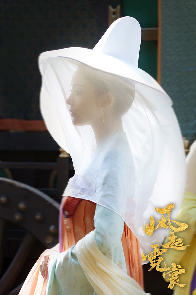 熱播古裝劇古裝女神造型PK 1:古力娜扎 飾演《風起霓裳》庫狄琉璃