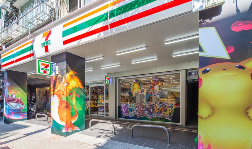 7-11「寶可夢機台」主題門市插旗板橋!逾30款周邊,皮卡丘轉轉花生、玩偶杯套都有