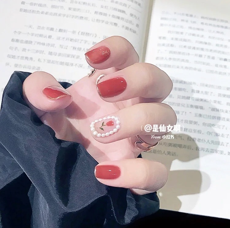 2021春夏「花卉美甲」圖鑑!復古感、手繪碎花流行,這款美甲夢幻又顯白、情人節首選