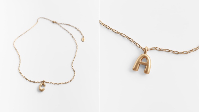 ZARA「字母飾品」回歸了!立體字母項鍊、耳環小巧可愛,真皮鑰匙圈超有質感~