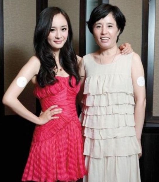 6對明星高顏值父母舊照曝光!劉亦菲、楊穎媽媽都超仙,鞠婧禕被批連媽媽都修圖