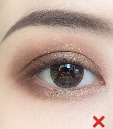 新手最全「眼妝誤區&修正畫法」!彩妝師5招眼妝教學,眼影色塊感重是因為沒做這件事