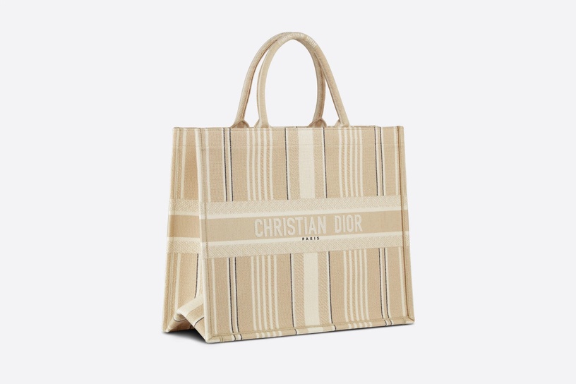 Dior「燕麥色Book Tote」NT$105,000