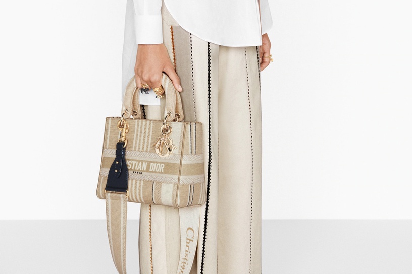 Dior「燕麥色Book Tote」NT$105,000