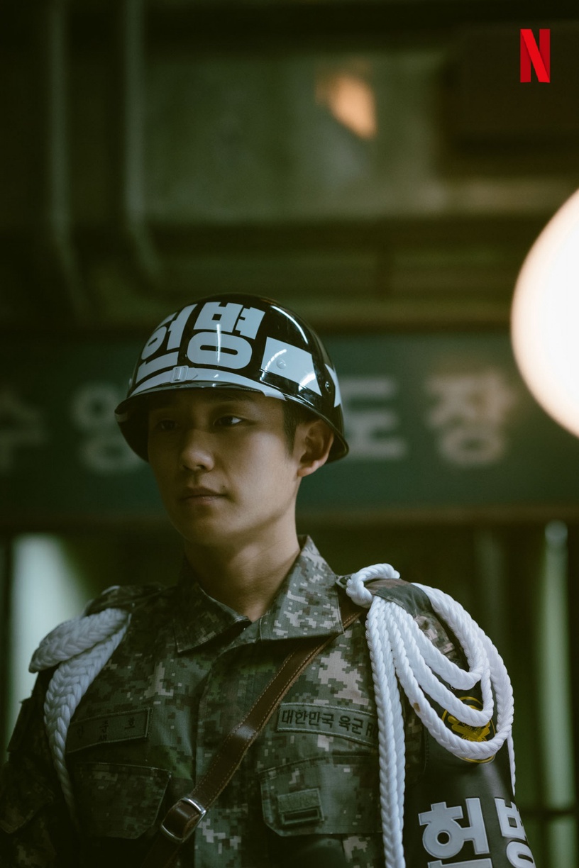 2021Netflix強檔韓劇劇照公開!《屍戰朝鮮》全智賢美貌遮緊緊,孔劉超帥太空扮相曝光