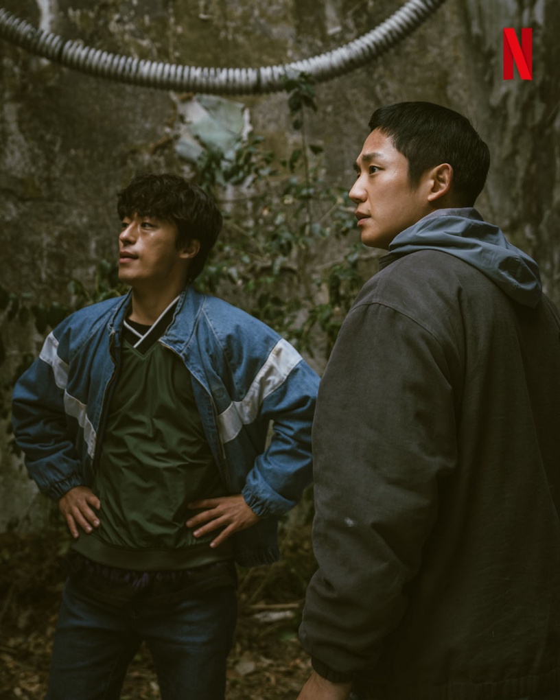 2021Netflix強檔韓劇劇照公開!《屍戰朝鮮》全智賢美貌遮緊緊,孔劉超帥太空扮相曝光